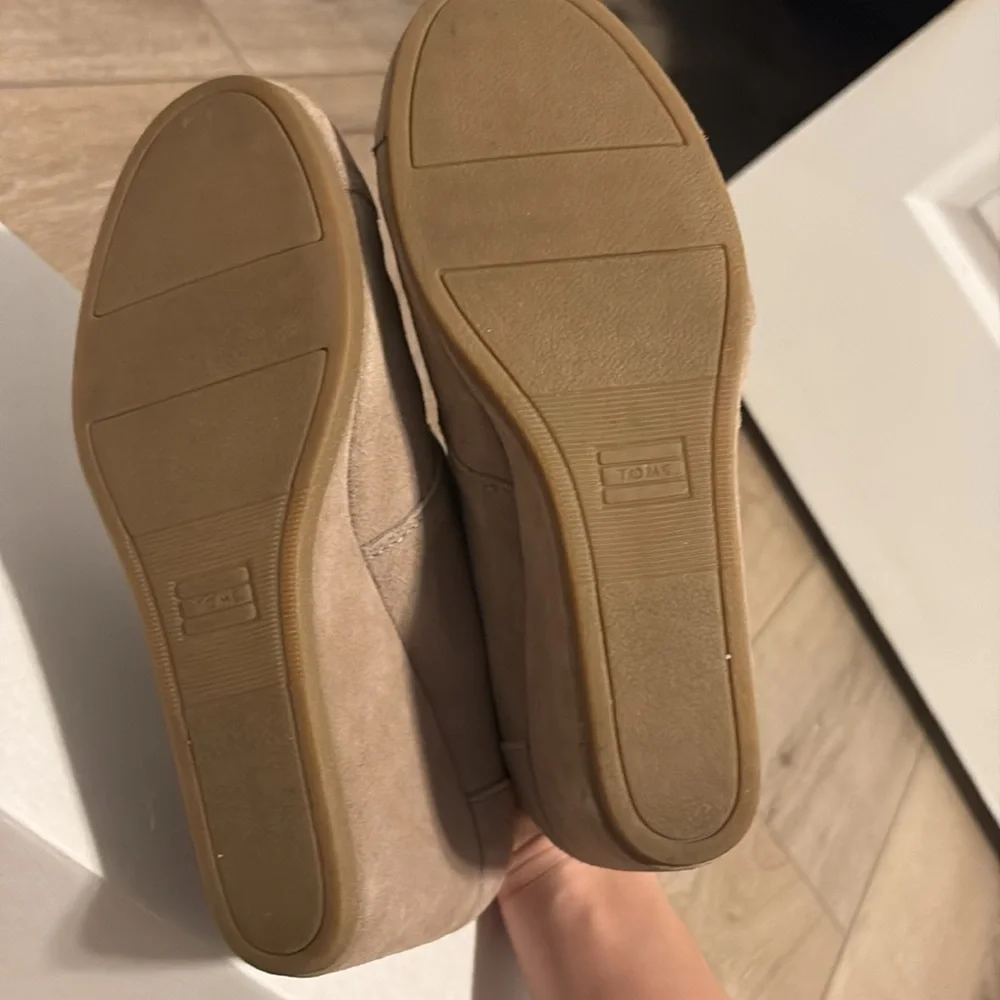 TOMS Women’s Taupe Suede Desert Wedge Size 9.5